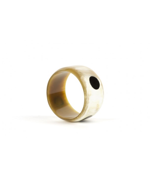 Broad bracelet in blond horn with black dots