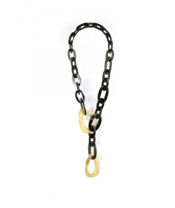 Big and small oval rings long necklace in blond and black horn