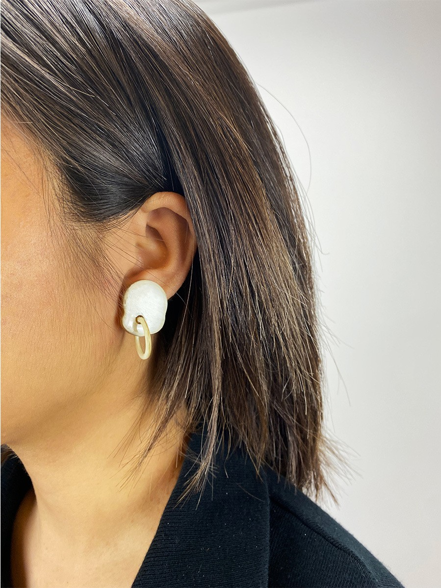 Broche camélia laquée vert émeraude