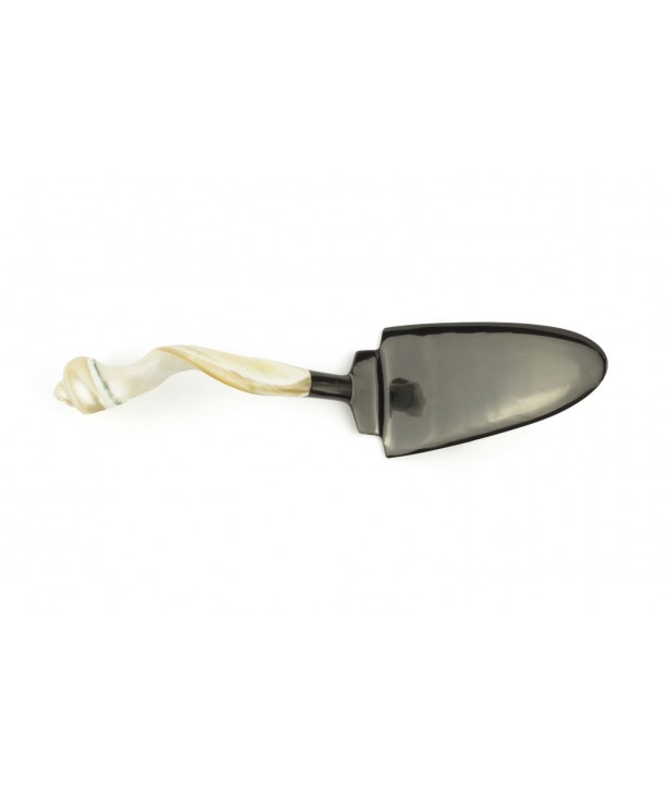 Blond horn pie shovel with mother of pearl handle