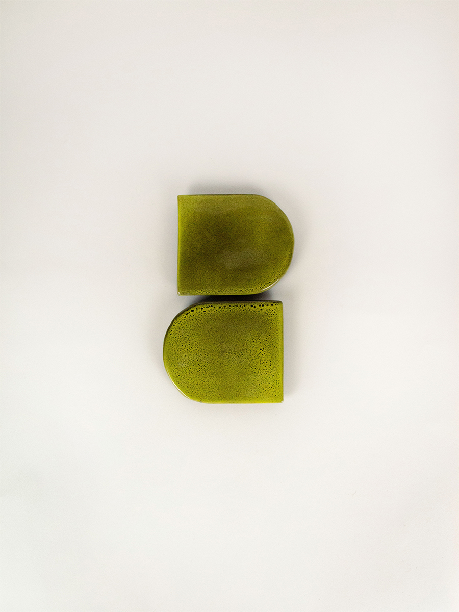 Pendentif damier bords libres laqué rouge