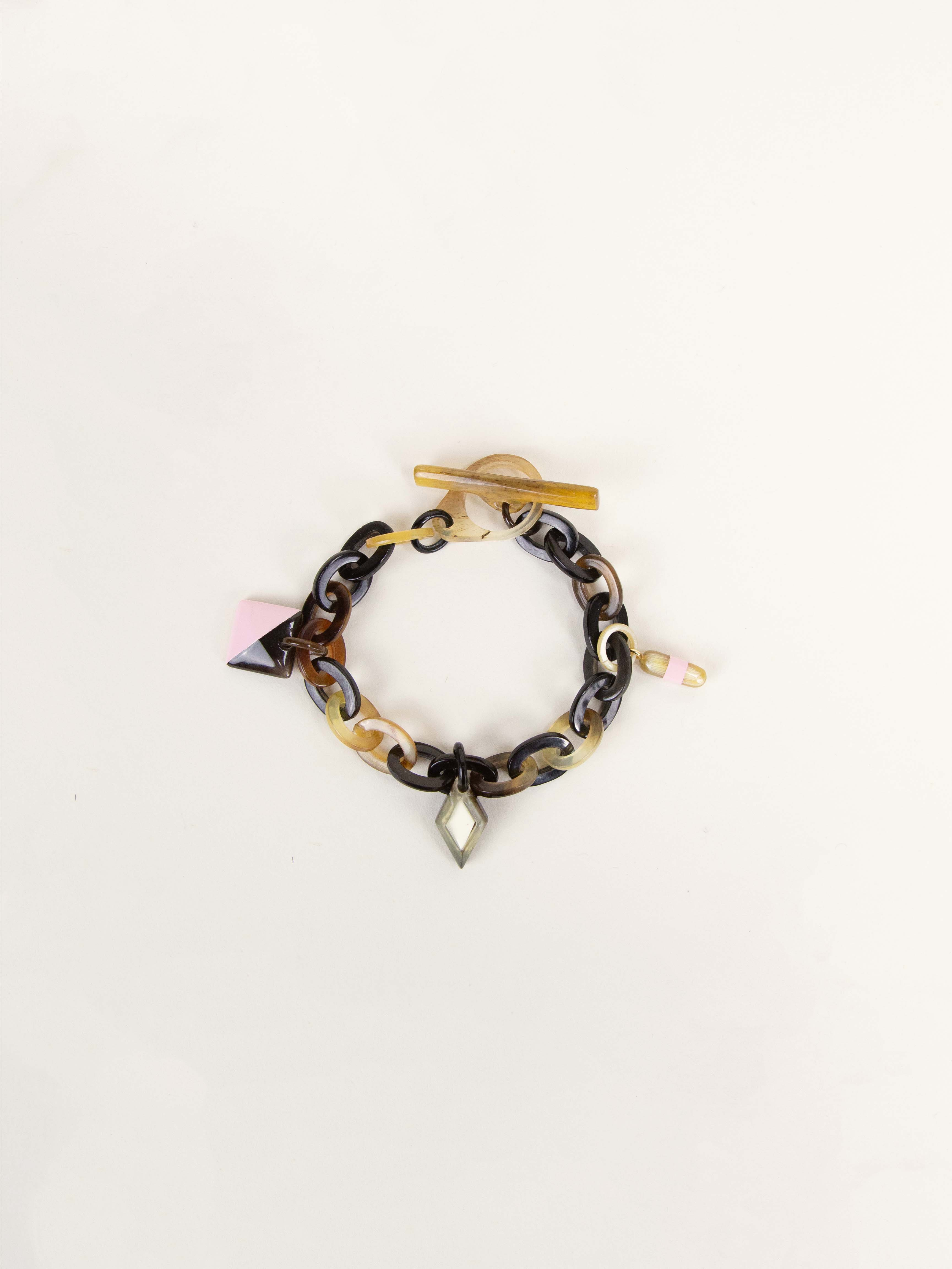 Pendentif damier bord libre laqué gris-bleu