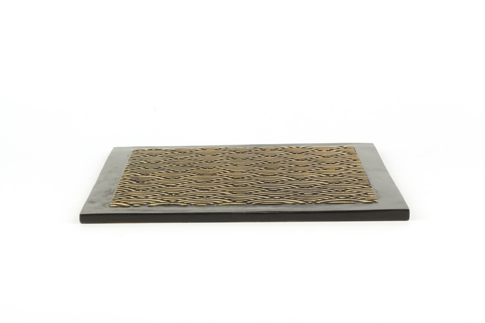 Dessous de plat carré motif vagues en pierre fond noir