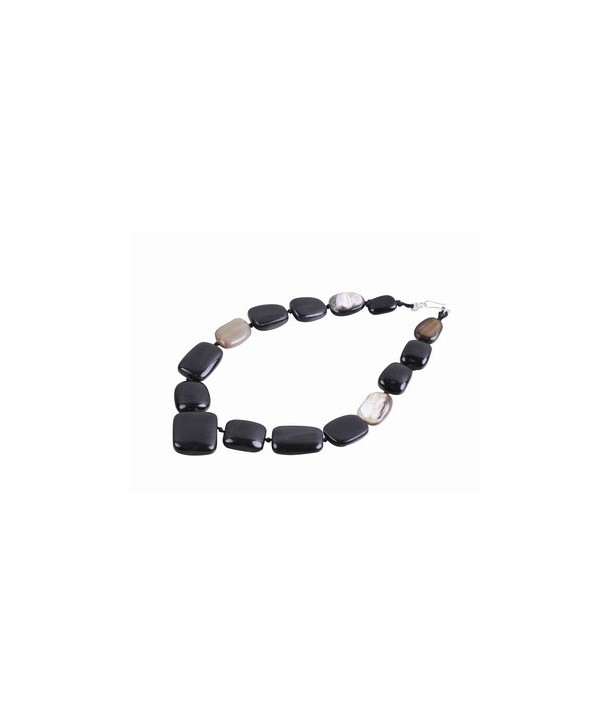 Pebbles necklace in black and marble horn