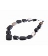 Pebbles necklace in black and marble horn