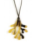 Coral pendant in blond horn