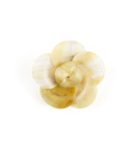 Broche camélia en corne blonde