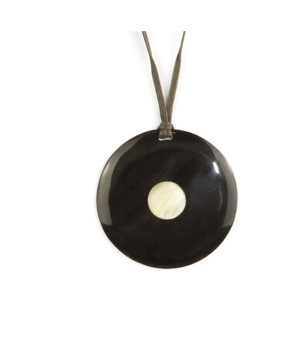 Central pea disk pendant in plain black horn