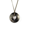 Pendentif petit anneau épais en corne noire marbrée