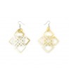 Interlocked diamond shaped earrings in blond horn