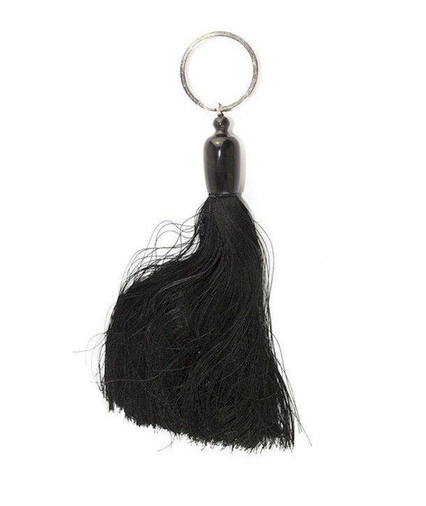 Porte clé pompon en sabot et fil noir