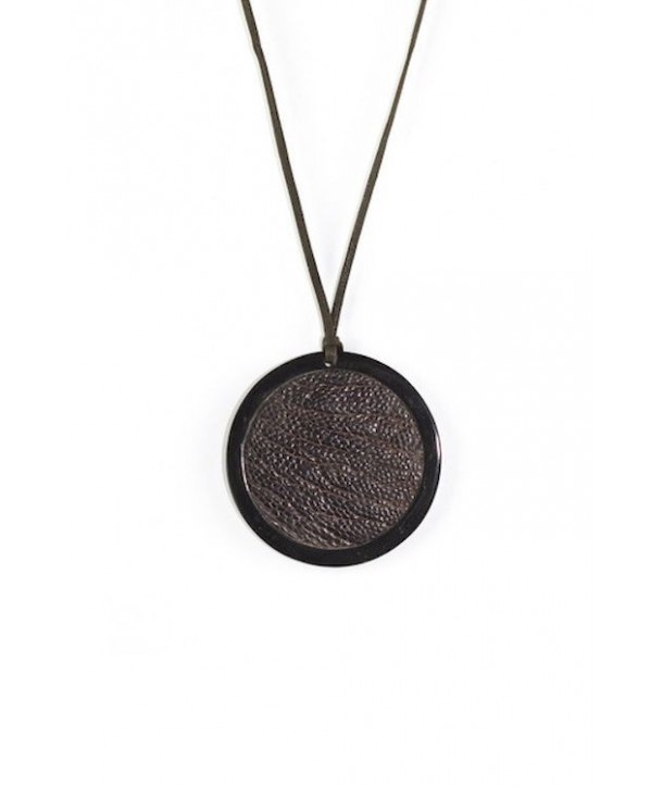 Pendentif médaillon en corne noire serti cuir autruche brun