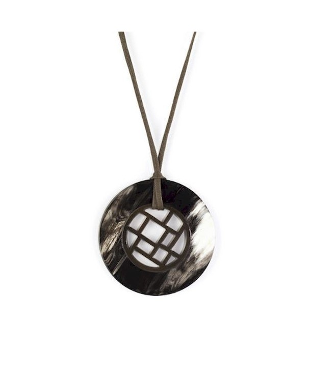 Pendentif damier cerclé en corne noire marbrée