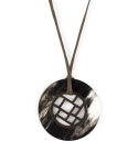Pendentif damier cerclé en corne noire marbrée