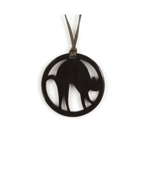 Cat shape pendant in plain back horn