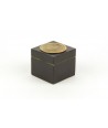 Petite boîte cube bambou en pierre fond noir