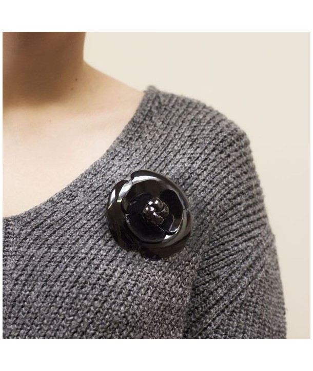 Double row camellia brooch in plain black horn