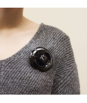 Broche camélia double rang en corne noire unie