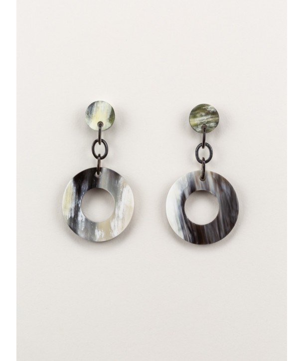 Wide ring earrings in marbled black horn