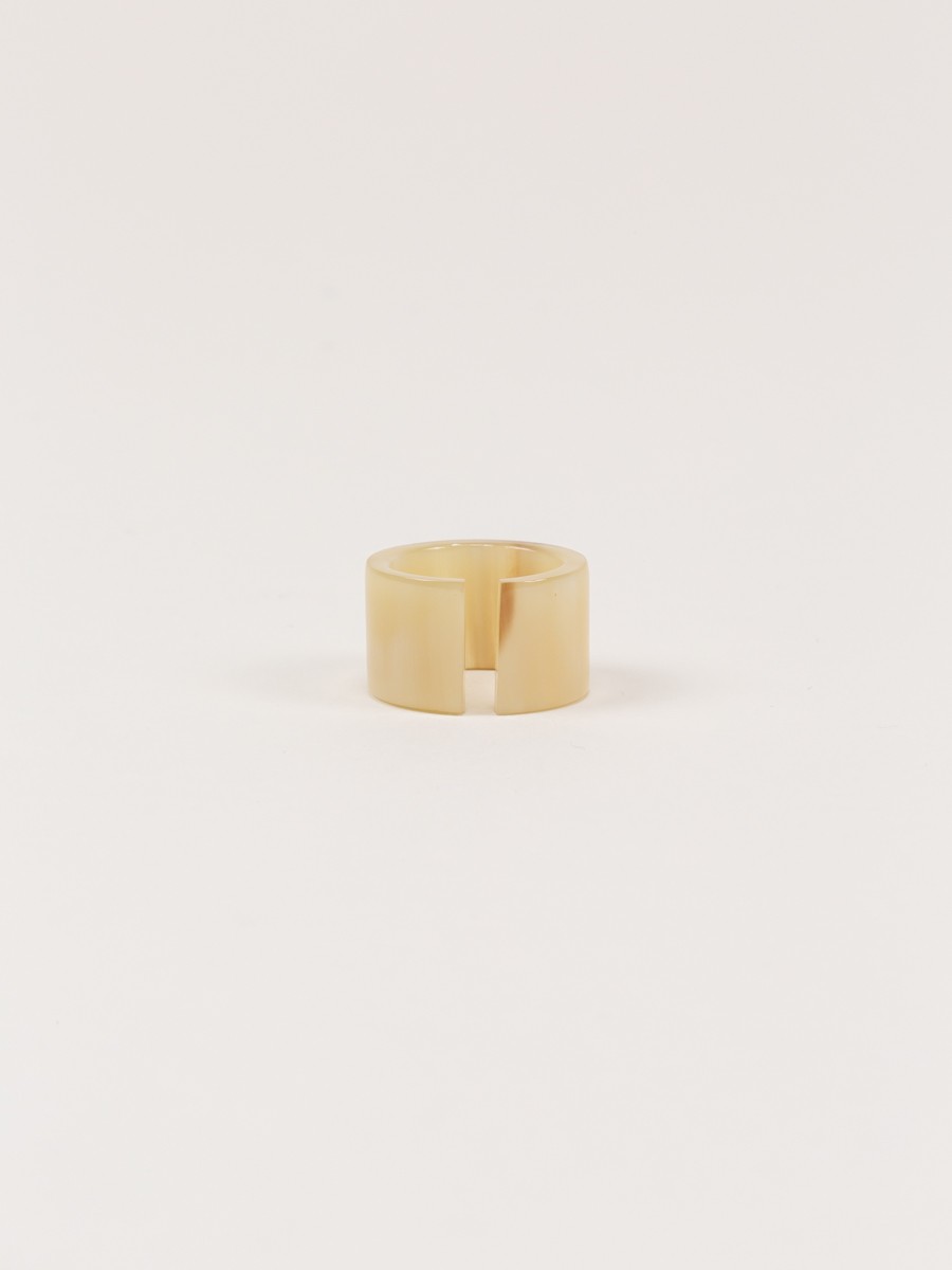 Jonque ring in blond horn