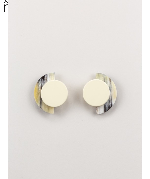 Terrace earrings in marble horn and white lacquer
