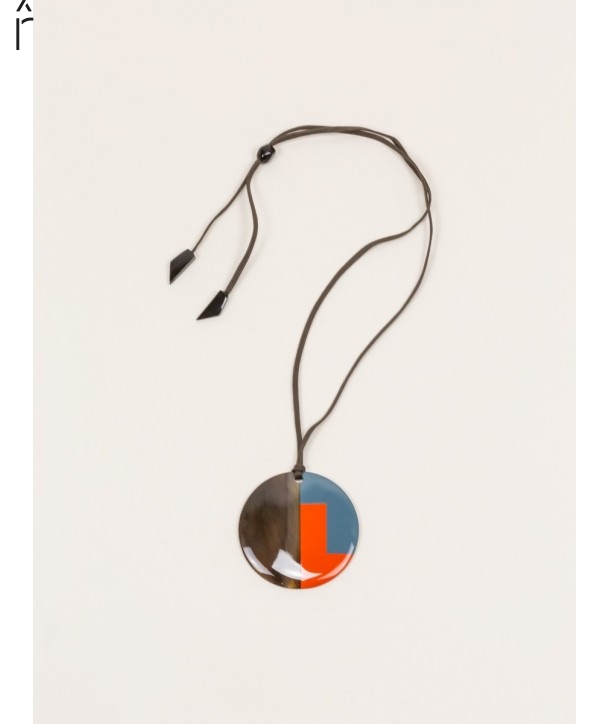 Disc pendant in buffalo hoof and bicolor lacquer