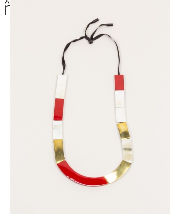 Plates necklace in blond horn and brass with red lacquer