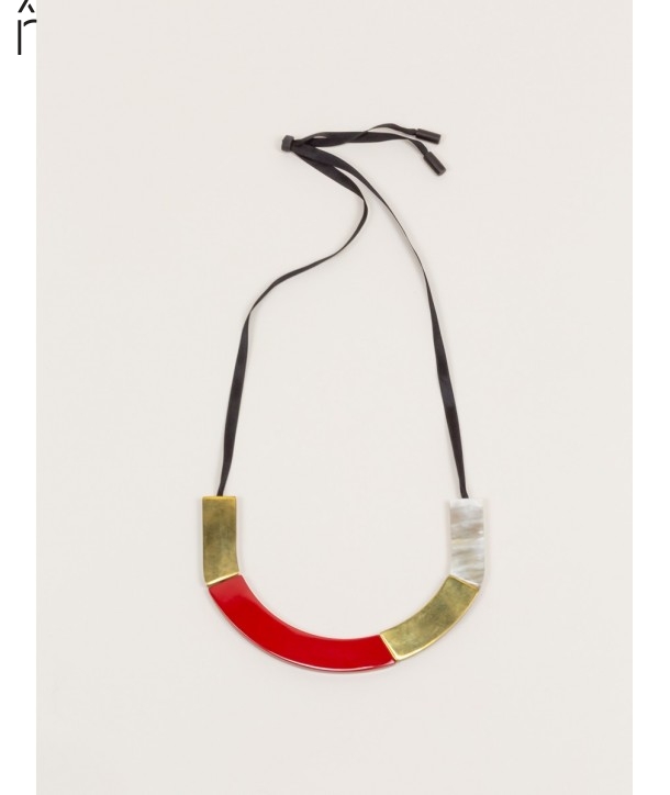 Short plates necklace in blond horn and brass with red lacquer