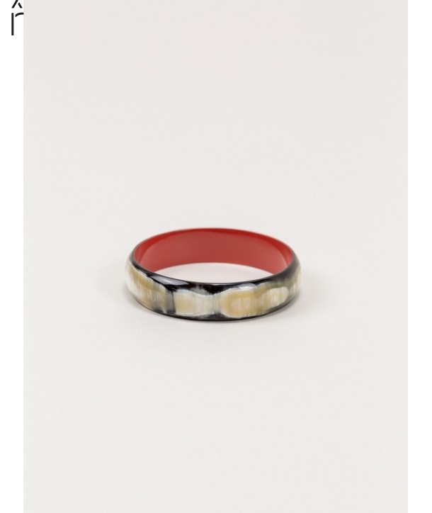 Marbled black horn bracelet with brick lacquer