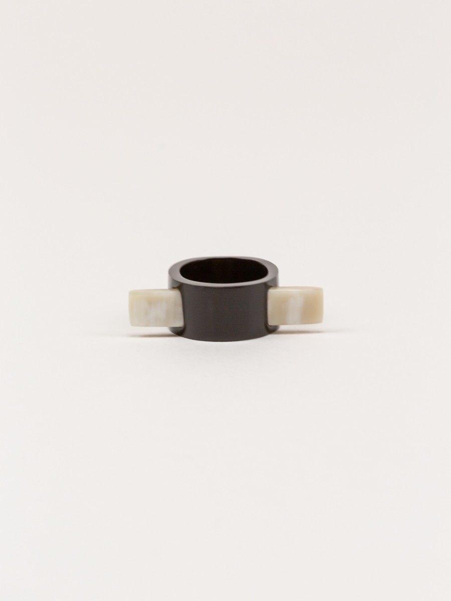 Tunnel ring in blond horn