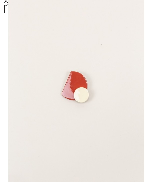 Eclipse brooch in horn, brick and ivory lacquer