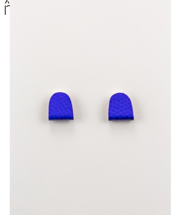 Petites boucles d'oreilles martelées et pliées en cuivre avec laque bleue