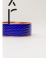 Bracelet rond martelé en cuivre avec laque bleue