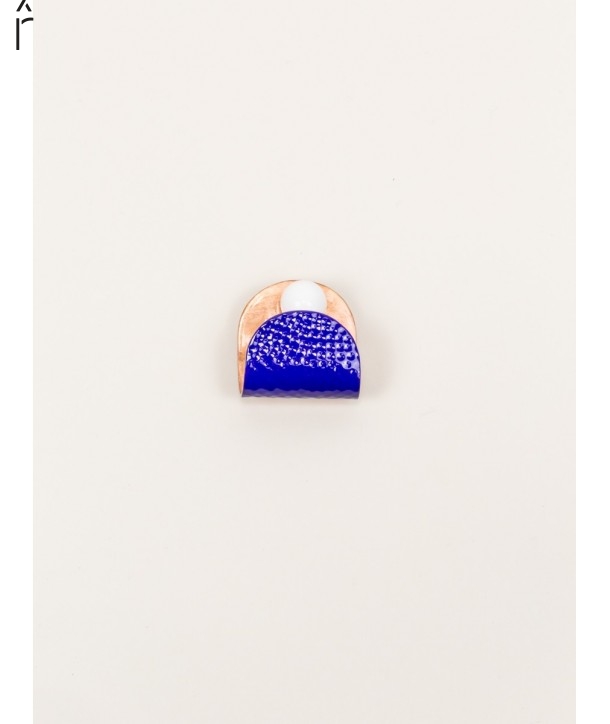 Broche martelée en cuivre, laquée bleue avec perle laquée blanche