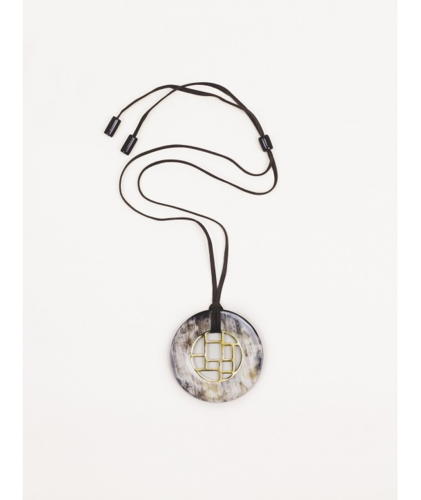 Pendentif damier laiton cerclé en corne noire marbrée