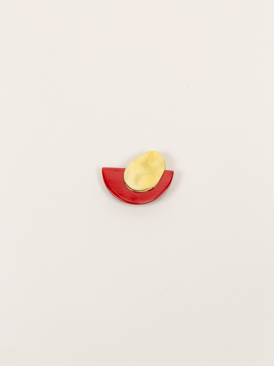 Small brooch in brass and lacquer