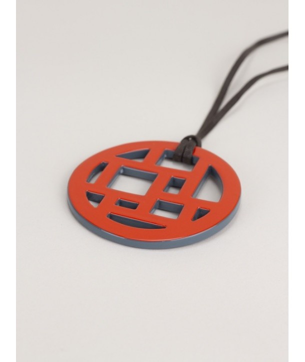 Pendentif damier bords libres laqué orange et tranche gris-bleu