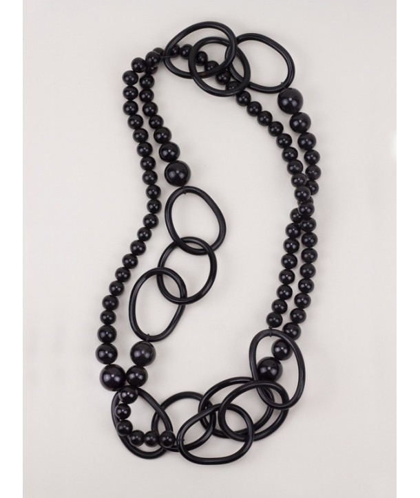 Long necklace with pearls and rings in black buffalo horn