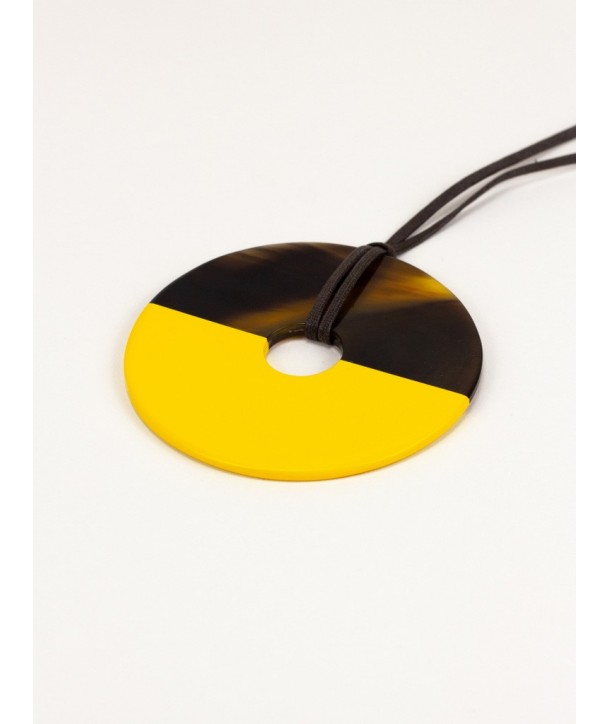Round pendant in hoof and yellow laquer