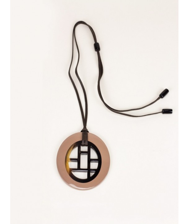Checkered pendant oval with coffee cream lacquer