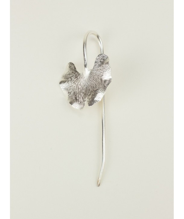 Gingko-shaped hairpin in silvery metal