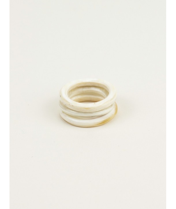 Set of 3 round rings in blond horn