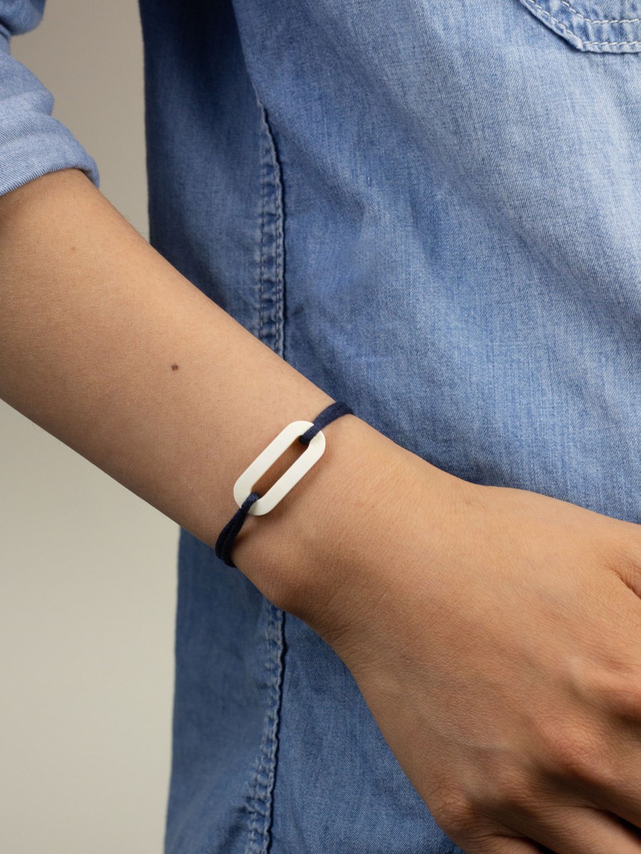 Oval cord bracelet with 1 hole in blond horn