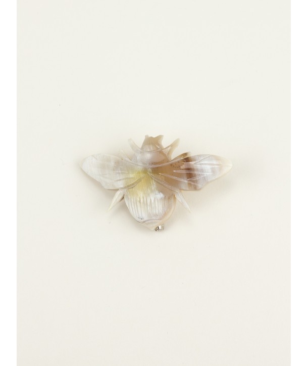 Bee brooch in blond horn