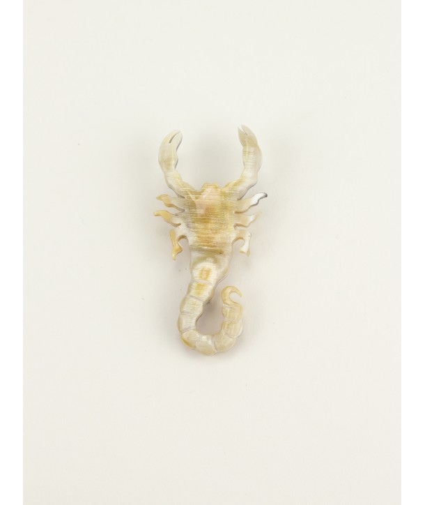 Broche Scorpion en corne blonde