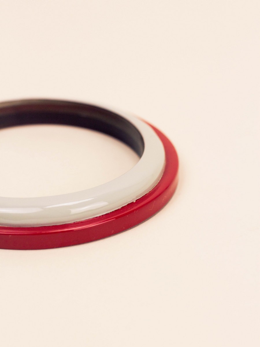 Bracelet Tu Vi en corne et laque 2 couleurs (gris, rouge)