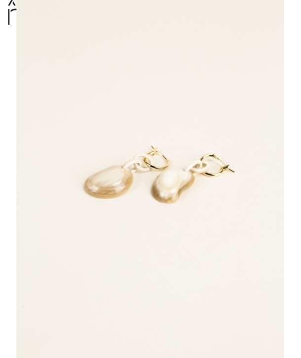 Bean brass hoop earrings in blond horn