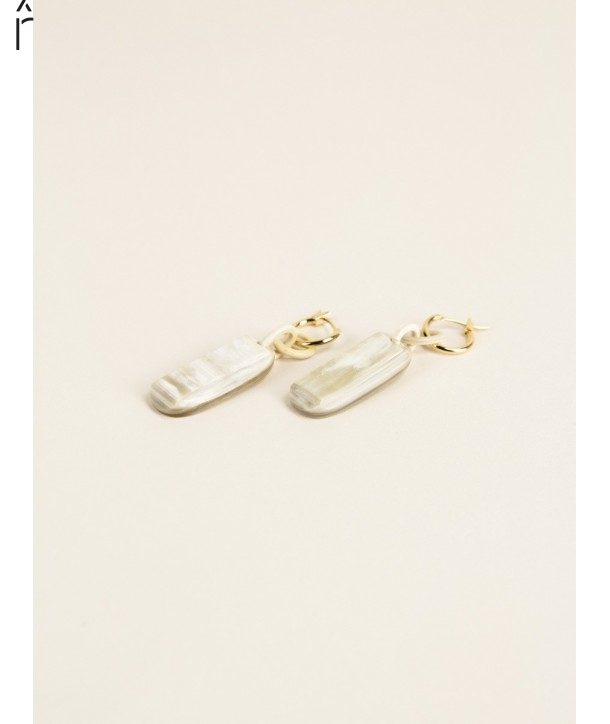 Plaque brass hoop earrings in blond horn