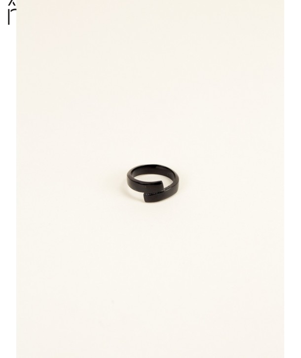 Ruban ring in black and white horn