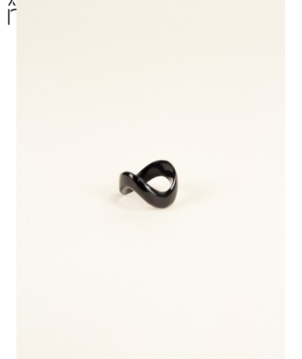 Onde ring in black and white horn